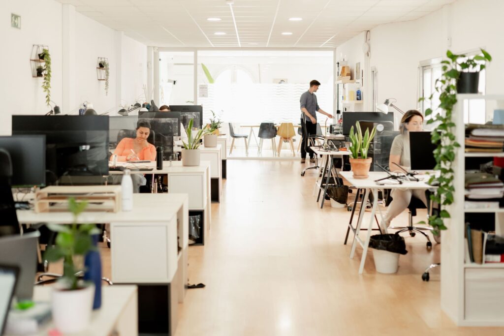 Espacio de trabajo compartido bien iluminado 