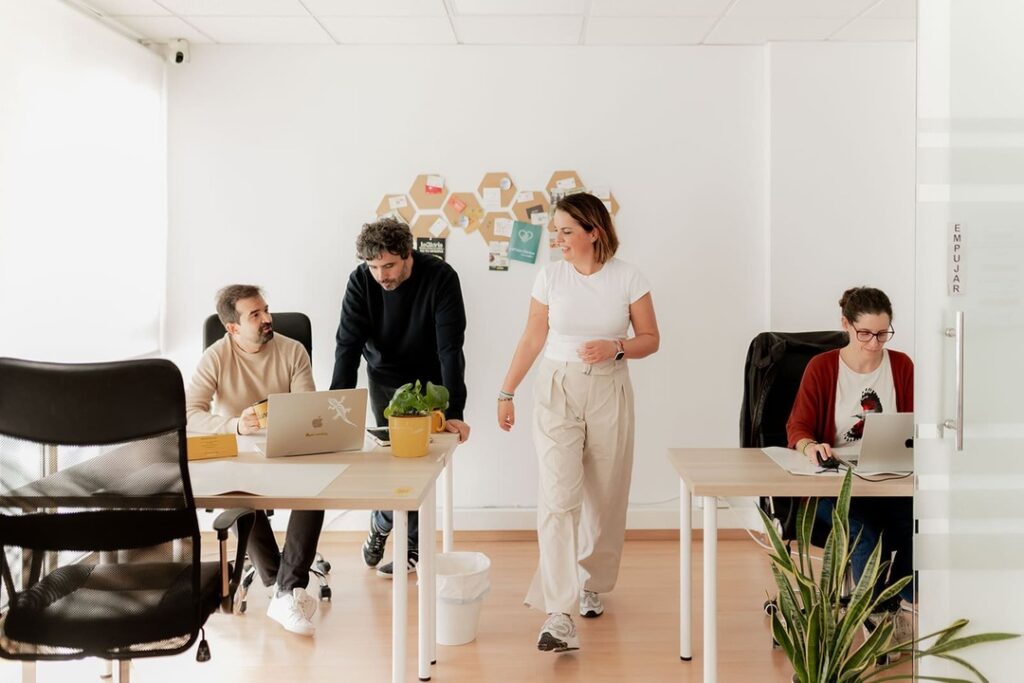 Grupo de personas trabajando en una oficina compartida luminosa